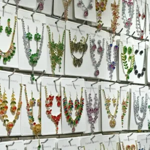 Vintage Diamond Studded Leaf Pendant Necklace and Earring Set for Women Alloy Gold Plate Clavicle Chain Gift Exquisite Jewelry