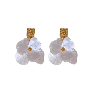 Wanyu French Vintage Acrylic Flower Drop Earrings Alloy Material Sweet Temperament High end Sense Personalized Hong Kong Style