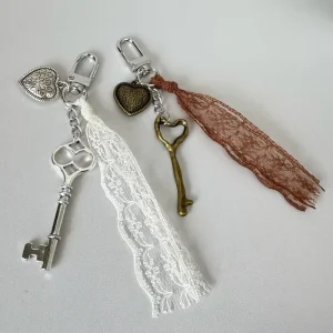 Y2K Keychain Fashion Vintage Metal Lace Key Shape Heart Key Chain Charm Jewelry Heart Keyring Handbag Accessories for Women Girl