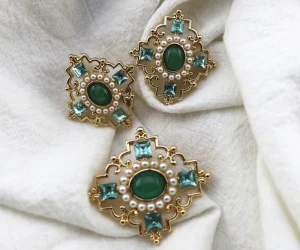 YQ0056 Factory Fashion Cross Pendant Necklace Earrings Brooch Set Women Customized Gold Jewelry Set